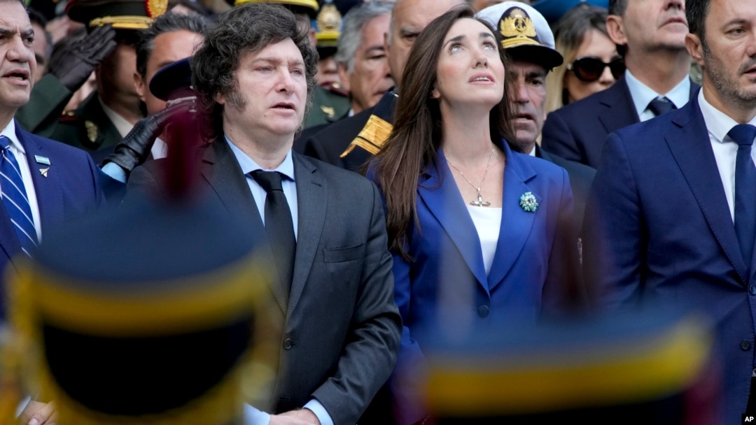 El presidente argentino Javier Milei y su vicepresidenta Victoria Villarruel asisten a la ceremonia oficial que conmemora el 42º aniversario de la Guerra de las Malvinas entre Argentina y Reino Unido, en monumento a los caídos en Buenos Aires, el 2 de abril de 2024.