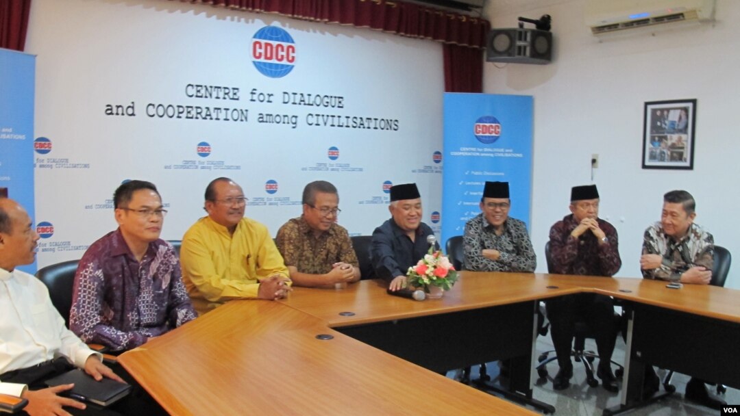Tokoh-tokoh lintas agama menyampaikan keprihatinan mereka atas munculnya ketegangan sektarian terkait pemilihan gubernur DKI Kota Jakarta (17/10). (VOA/Fathiyah Wardah)