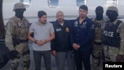 Efrain Antonio Campo Flores (segundo desde la izq.) y Franqui Francisco Flores de Freitas se encuentran con los agentes del orden en esta foto del 12 de noviembre de 2015 después de su arresto en Puerto Príncipe, Haití. Cortesía de la Oficina del Fiscal de EE. UU. en Manhattan.