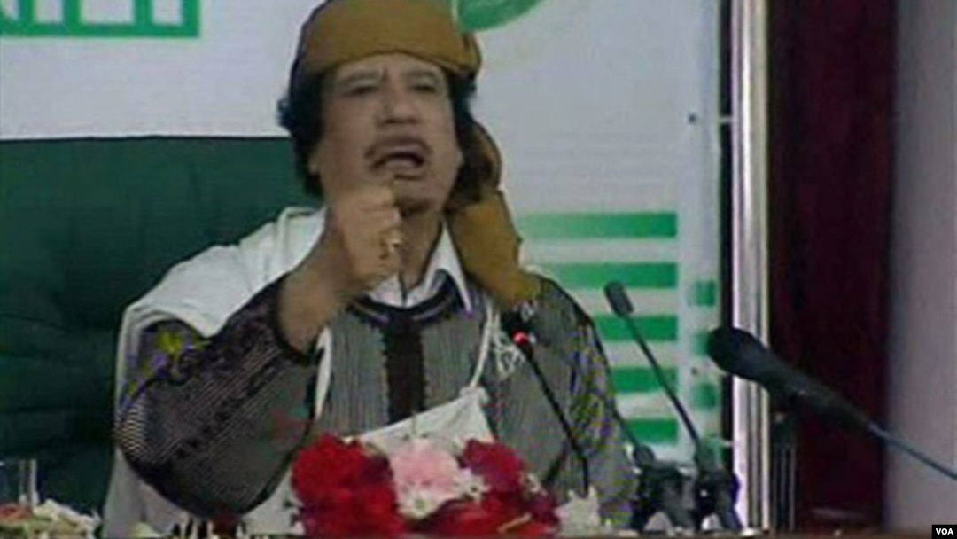 Gambar yang diambil dari siaran stasiun televisi pemerintah Libya ini menunjukkan Moammar Gaddafi berpidato kepada para pendukungnya dan wartawan di Tripoli, Rabu (2/3).