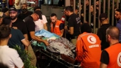 Seorang korban ledakan penyeranta dibawa masuk ke American University of Beirut Medical Center di Beirut, Lebanon, 17 September 2024. (Foto: Mohamed Azakir/Reuters)