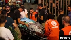 Seorang korban ledakan penyeranta dibawa masuk ke American University of Beirut Medical Center di Beirut, Lebanon, 17 September 2024. (Foto: Mohamed Azakir/Reuters)