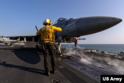 تصویری از عرشه نام هواپیمابر آبراهام لینکلن در روز جمعه ۱۵ اسفند که توسط سنتکام منتشر شده است