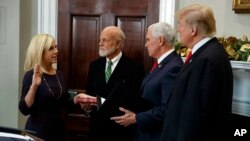 Durante ceremonia de juramentación de la nueva secretaria de Seguridad Nacional, Kirstjen Nielsen, el presidente Donald Trump elogió los avances del departamento en reducir la inmigración ilegal.