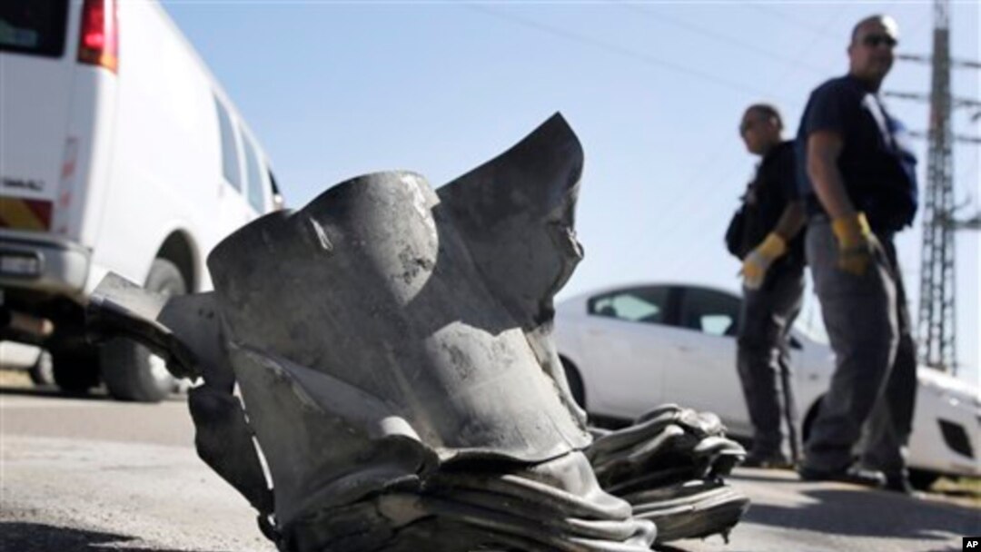 Israeli bomb technicians inspect the remains of a rocket fired from the Gaza Strip which landed near the southern city of Ashkelon on February 26, 2013.