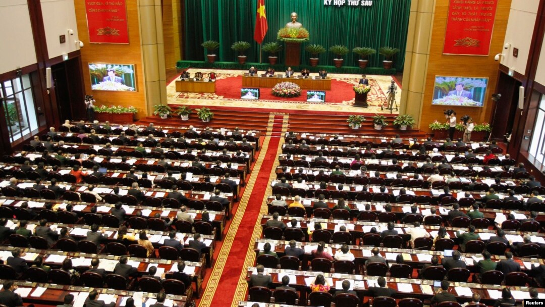 Sidang para anggota Majelis Nasional Vietnam di Hanoi (foto: dok). Puluhan cendekiawan mengirim petisi kepada ketua Majelis Nasional agar memberikan kebebasan lebih besar kepada warga Vietnam . 