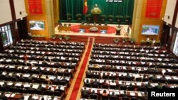 Sidang para anggota Majelis Nasional Vietnam di Hanoi (foto: dok). Puluhan cendekiawan mengirim petisi kepada ketua Majelis Nasional agar memberikan kebebasan lebih besar kepada warga Vietnam . 