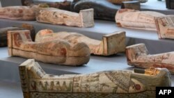 Sarkofagus kayu dipamerkan selama pembukaan harta karun kuno berupa lebih dari 100 sarkofagus utuh, di pekuburan Saqqara, 30 km selatan ibu kota Mesir, Kairo, pada 14 November 2020. (Foto: AFP)