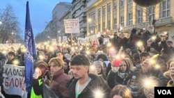 Građani i studenti u blokadi upalili su svetla na telefonima tokom akcije "15 minuta tišine" na protestu ispred Ustavnog suda u Beogradu 12. januara 2025. godine (Glas Amerike / Rade Ranković)