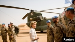 ARSIP - Menhan Jerman, Ursula von der Leyen, berbicara kepada para serdadu AD Jerman, Bundeswehr, selama kunjungannya di Camp Castor di Gao, Mali, tanggal 19 Desember 2016 (foto: REUTERS/Kay Nietfeld/Pool)