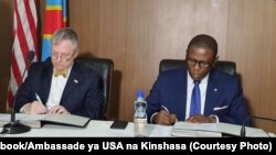 Mokambi ya USAID, Paul Sabatine (D) na ministre ya boyokani na molongo ya RDC, Pépin-Guillaume Manjolo bazali kotiya manzaka na boyokani mpo na lisungi ya Etats-Unis na RDC, na Kinshasa, RDC, 21 novembre 2019. (Facebook/Ambassade ya USA na Kinshasa)