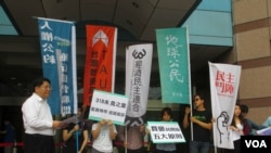 台灣公民團體前往民進黨中央表達訴求。（美國之音張永泰攝）