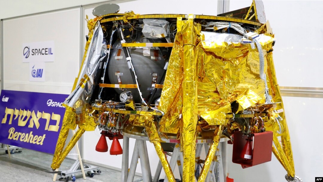 Beresheet, pesawat ruang angkasa milik Israel berbobot 585 kilogrammes (1,290 pounds) dalam presentasi oleh lembaga nirlaba Israel SpaceIL dan BUMN Israeli Aerospace Industries di Yehud, timur Tel Aviv, 17 Desember 2018.