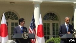 美国总统奥巴马在白宫欢迎来访的日本首相安倍晋三 (美国之音张蓉湘拍摄)