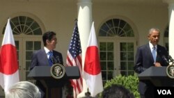 美国总统奥巴马在白宫欢迎来访的日本首相安倍晋三 (美国之音张蓉湘拍摄)