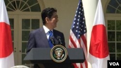 日本首相安倍晋三在白宫欢迎仪式上(美国之音张蓉湘拍摄)