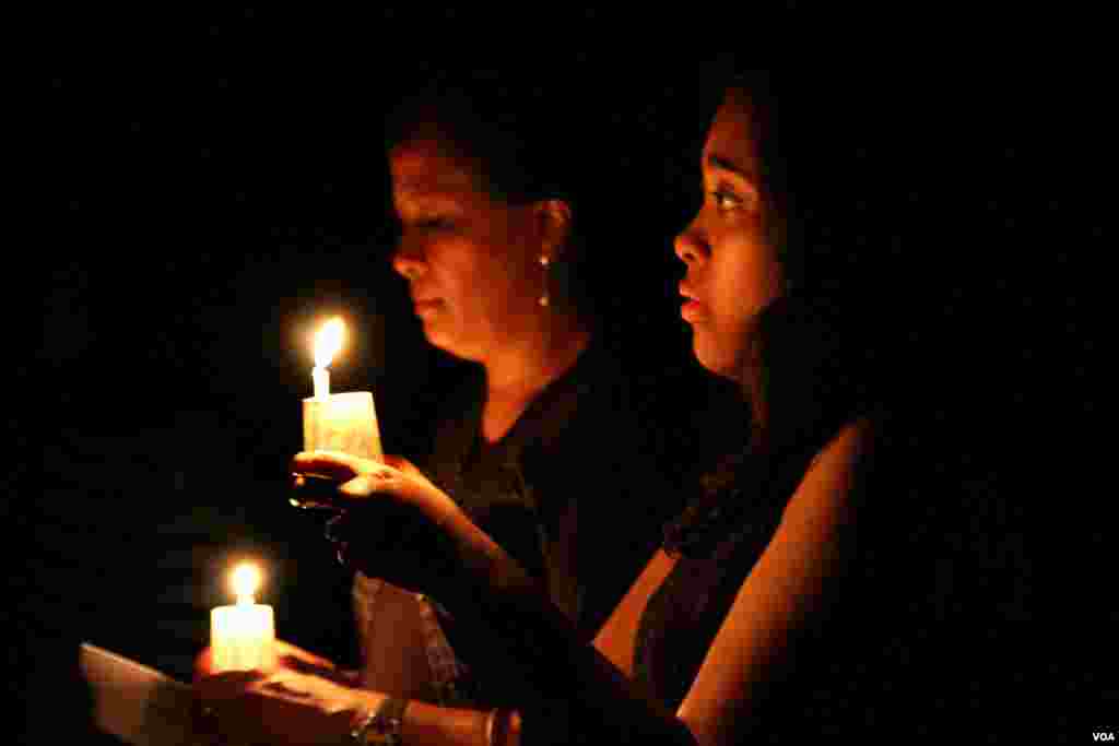 Cambodian-Americans take part in a candle vigil during a memorial service for Khmer Rouge victims at the Wat Buddhikaram Cambodian Buddhist temple in Silver Spring, Maryland, to mark the 40th anniversary of the takeover of the Khmer Rouge, on Friday, April 17, 2015. (Sophat Soeung/VOA Khmer)