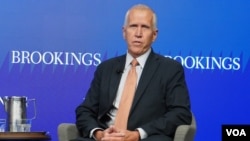 共和党联邦参议员汤姆·蒂利斯出席布鲁金斯学会讨论会。(2026年5月11日，美国之音李逸华摄)