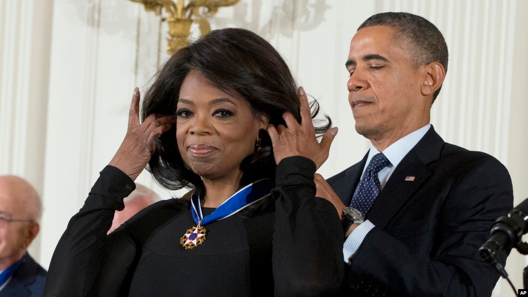 Tổng thống Barack Obama trao Huân chương Tự do cho thần tượng truyền hình Oprah Winfrey tại Tòa Bạch Ốc, 20/11/2013