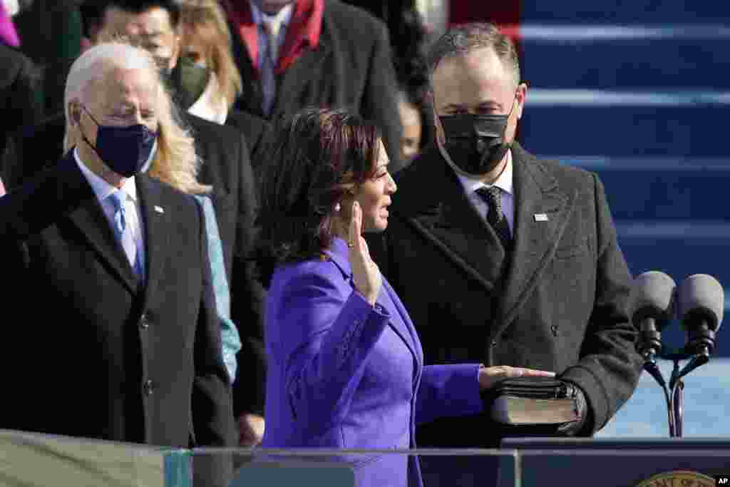 Kamala Harris akiapishwa kuwa Makamu Rais na Jaji wa Mahakama ya Juu Sonia Sotomayor huku mumewe Doug Emhoff akishikilia Bibilia Washington, Jumatano, Jan. 20, 2021. (AP Photo/Patrick Semansky, Pool)