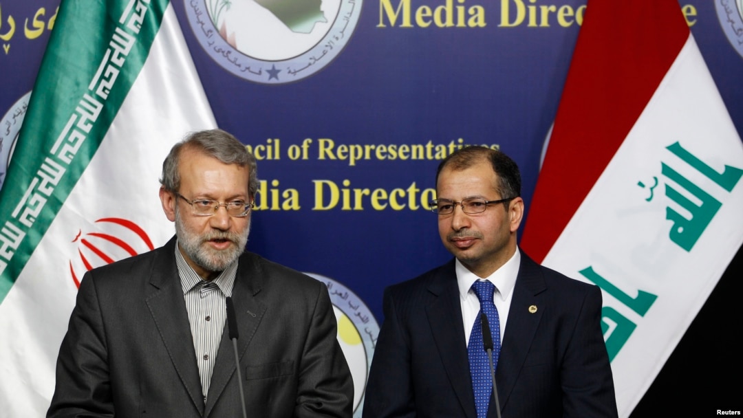 Juru bicara parlemen Iran Ali Larijani (kiri) dan juru bicara parlemen Irak Salim al-Jabouri berbicara dalam konferensi pers di Baghdad 24 Desember 2014. (REUTERS/Thaier Al-Sudani)