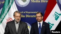 Juru bicara parlemen Iran Ali Larijani (kiri) dan juru bicara parlemen Irak Salim al-Jabouri berbicara dalam konferensi pers di Baghdad 24 Desember 2014. (REUTERS/Thaier Al-Sudani)