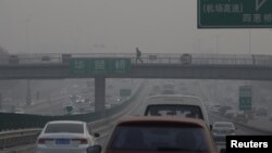 Polusi udara di Beijing, China sebelum dilakukan pembatasan perjalanan akibat perebakan virus korona (foto: dok). 