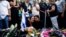 Para pelayat memberikan penghormatan terakhir kepada Eden Yerushalmi, seorang sandera yang jasadnya diambil dari tahanan di Gaza dan dibawa ke Israel bersama lima orang lainnya, pada pemakamannya di Petach Tikva, Israel, 1 September 2024. 