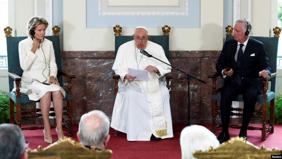 El papa Francisco se dirige a las autoridades belgas y la sociedad civil junto al rey belga Philippe y a la reina Mathilde, en Bruselas, Bélgica, el 27 de septiembre de 2024. REUTERS