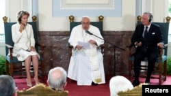 El papa Francisco se dirige a las autoridades belgas y la sociedad civil junto al rey belga Philippe y a la reina Mathilde, en Bruselas, Bélgica, el 27 de septiembre de 2024. REUTERS