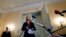Obtuvo el Premio Nobel de la Paz en 1979 y el más alto galardón civil de la India, el Bharat Ratna, en 1980, por su labor humanitaria. [Foto: Celia Mendoza, VOA].