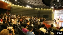 龍應台在喬治華盛頓大學談兩岸文化交流(美國之音石瑛、劉釗拍攝)