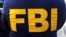 资料照片：一名美国联邦调查局探员制服上的FBI字样 （路透社，2021年10月19日）
