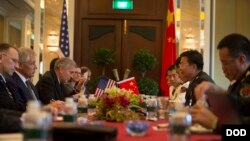 Menhan AS Chuck Hagel dan Kepala Staf Militer China Letjen Wang Guanzhong dalam pertemuan bilateral kedua negara, di acara Shangri-La Dialogue, Singapura (31/5). 