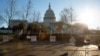 Barricadas y carteles restringen acceso a los terrenos del Capitolio de EE. UU., en Washington. Domingo, 10 de enero de 2021.