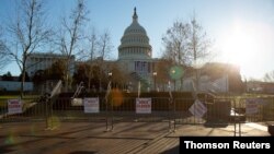 Barricadas y carteles restringen acceso a los terrenos del Capitolio de EE. UU., en Washington. Domingo, 10 de enero de 2021.