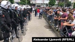 Policija i učesnici protesta u Budvi, 17. jun, 2020. (Foto: RFE)