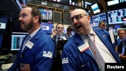 Floor governor Peter Giacchi (R) gives a price for Noble Midstream Partners LP, during the company's IPO on the floor of the New York Stock Exchange (NYSE) in New York City, Sept. 15, 2016. 