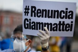 Un manifestante sostiene un cartel que pide la renuncia del presidente guatemalteco Alejandro Giammattei, el sábado 15 de agosto de 2020, en la Plaza de la Constitución, en Ciudad de Guatemala.