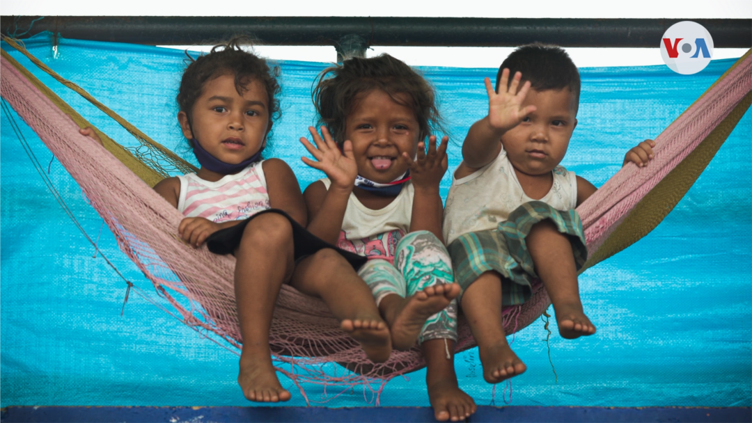 Niños venezolanos en el albergue de refugiados de Arauquita, Colombia. [Foto: Jair Díaz/VOA]