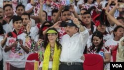 El presidente de Nicaragua, Daniel Ortega, y la vicepresidenta, Rosario Murillo durante la celebración del aniversario del triunfo de la revolución sandinista el 20 de julio de 2020. Foto Manuel Esquivel, VOA.