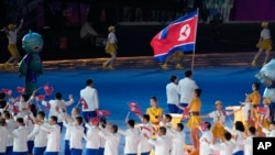 资料图片：2023年9月23日，星期六，来自朝鲜的运动员和代表团官员参加了在中国杭州举行的第19届亚运会开幕式。（美联社）