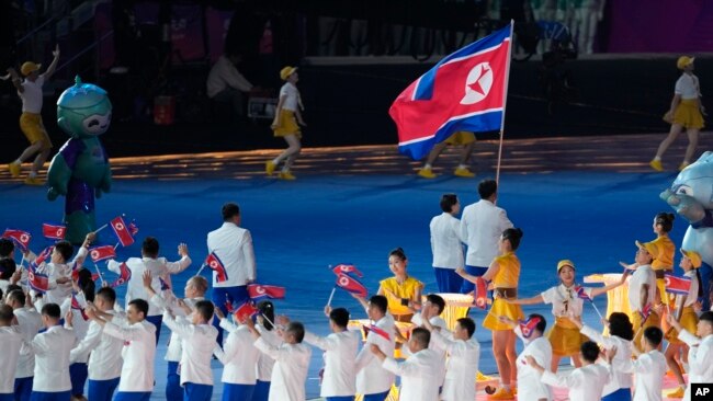 제19회 아시안게임 개막식이 23일 중국 동부 도시인 항저우의 올림픽스포츠센터 스타디움에서 열린 가운데 북한 선수단이 입장하고 있다.