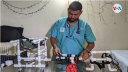 Mariano Mendoza, veterinario nicaragüense que ha elaborado las sillas de ruedas ortopédicas. [Foto: Cortesía de Miguel Bravo]