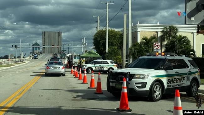Se han desplegado numerosos agentes en la zona de Mar-a-Lago con puntos de control en el puente que da acceso a la vivienda donde actualmente reside el presidente electo de EEUU, Donald Trump.