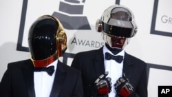 Duo DJ asal Perancis, Daft Punk, tiba di acara Grammy Awards 2014 di Staples Center, Los Angeles, Minggu (26/1). (AP/Jordan Strauss)