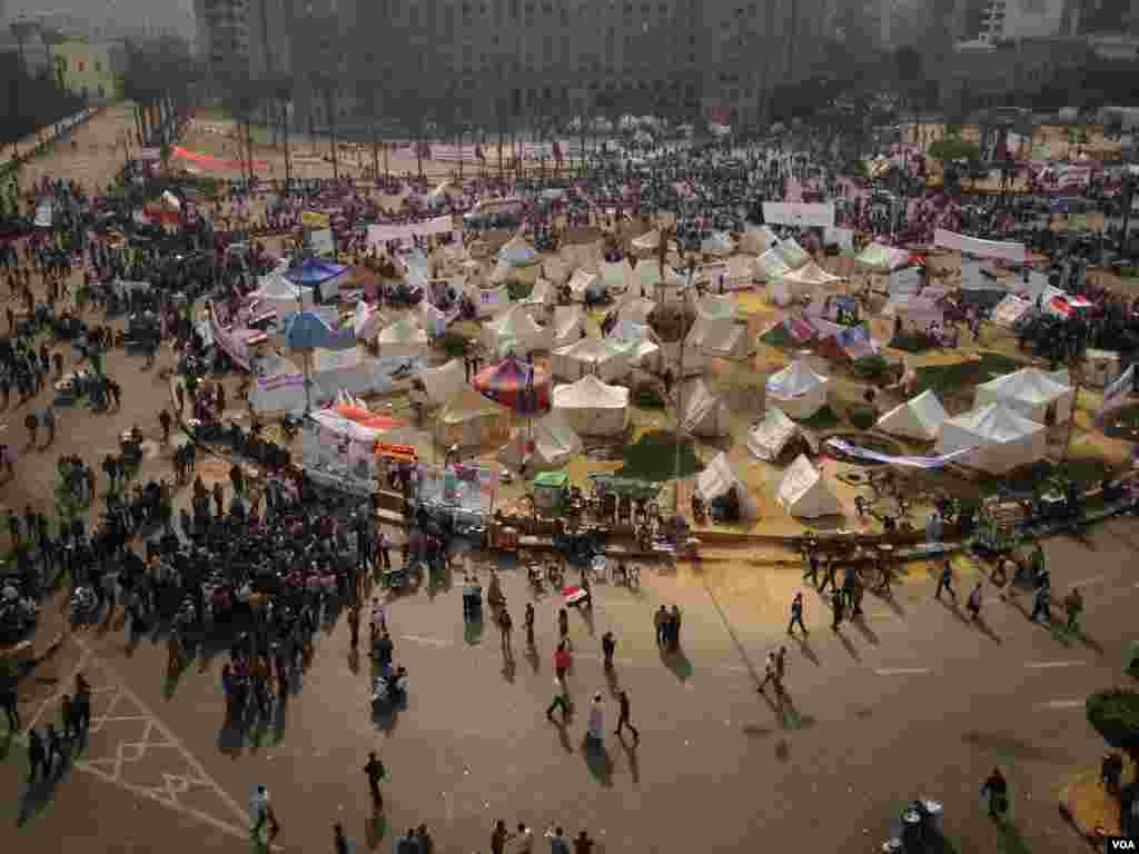 Para demonstran dan tenda-tenda tempat mereka menginap di Alun-Alun Tahrir, Kairo (27/11). (J. Weeks/VOA)