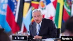 El presidente de México, Andrés Manuel López Obrador, escucha durante la cumbre de la Comunidad de Estados Latinoamericanos y Caribeños (CELAC), en el Palacio Nacional en la Ciudad de México, México, el 18 de septiembre de 2021.