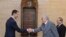 Sirijski predsednik Bašar al-Asad rukuje se sa izaslanikom UN i Arapske lige Lakdarom Brahimijem, pre početka jučerašnjih razgovora u Damasku