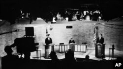 지난 1960년 존 F. 케네디 당시 민주당 후보와 당시 부통령인 리처드 닉슨 공화당 후보가 TV 토론에 참가했다. 